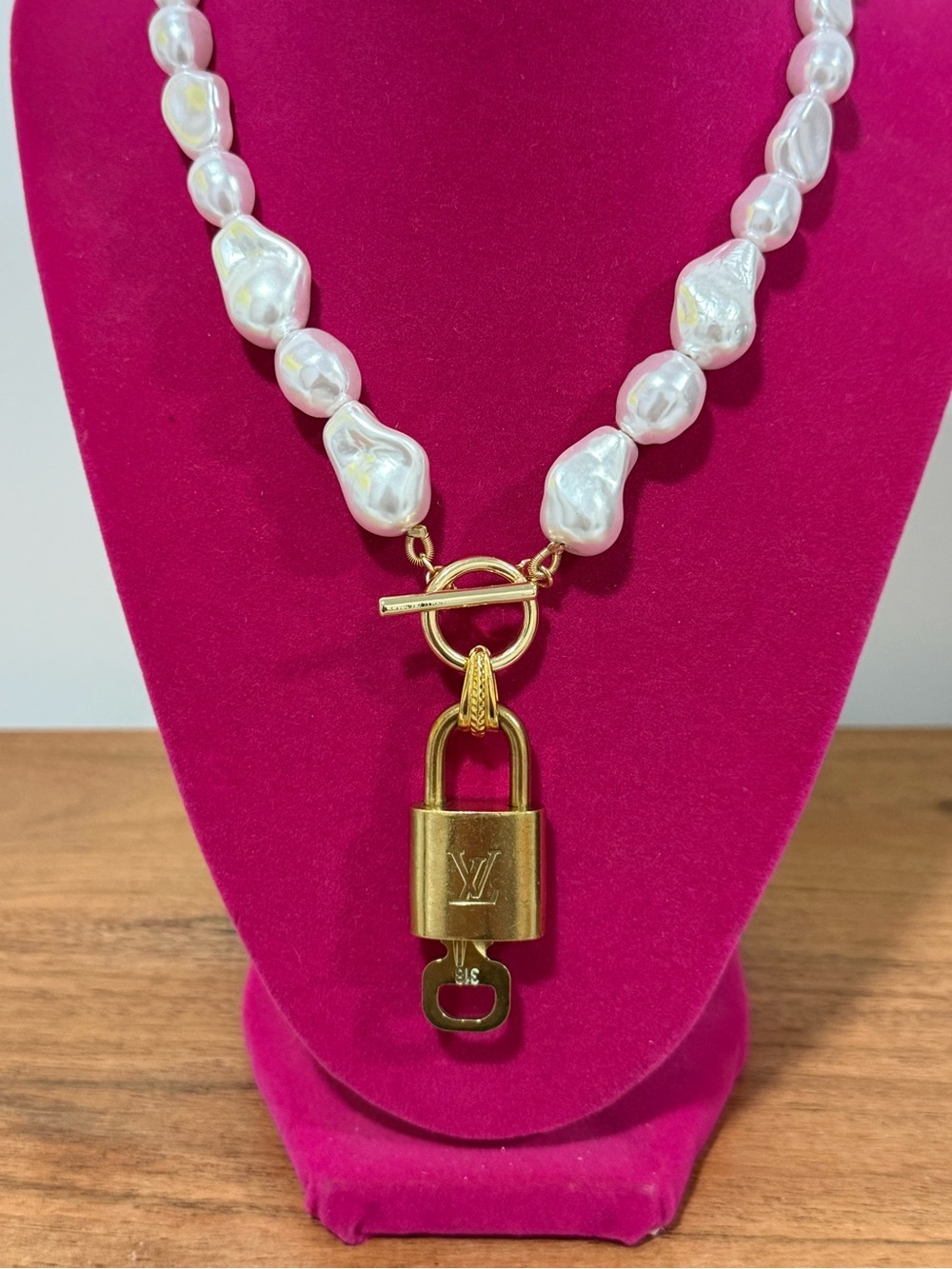 💯 Authentic Louis Vuitton Lock and Key with Faux Barogue Pearl Necklace.